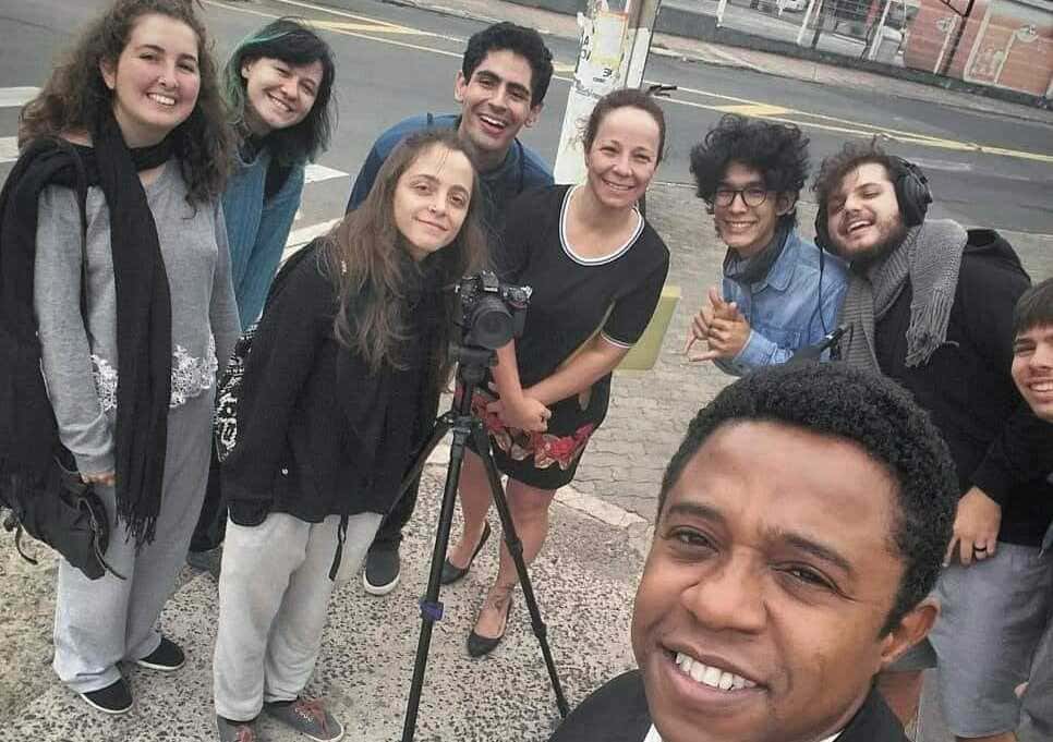 Por trás da câmera, uma equipe unida por sonhos e dedicação transforma ideias em imagem.